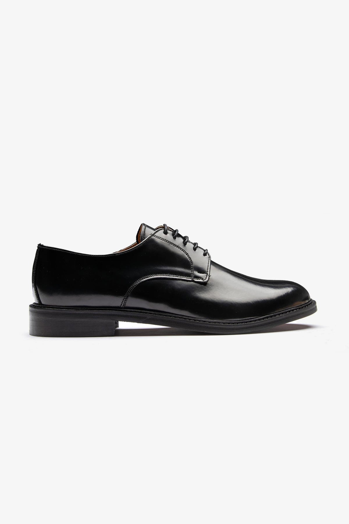 Classic derby shoe with black leather sole