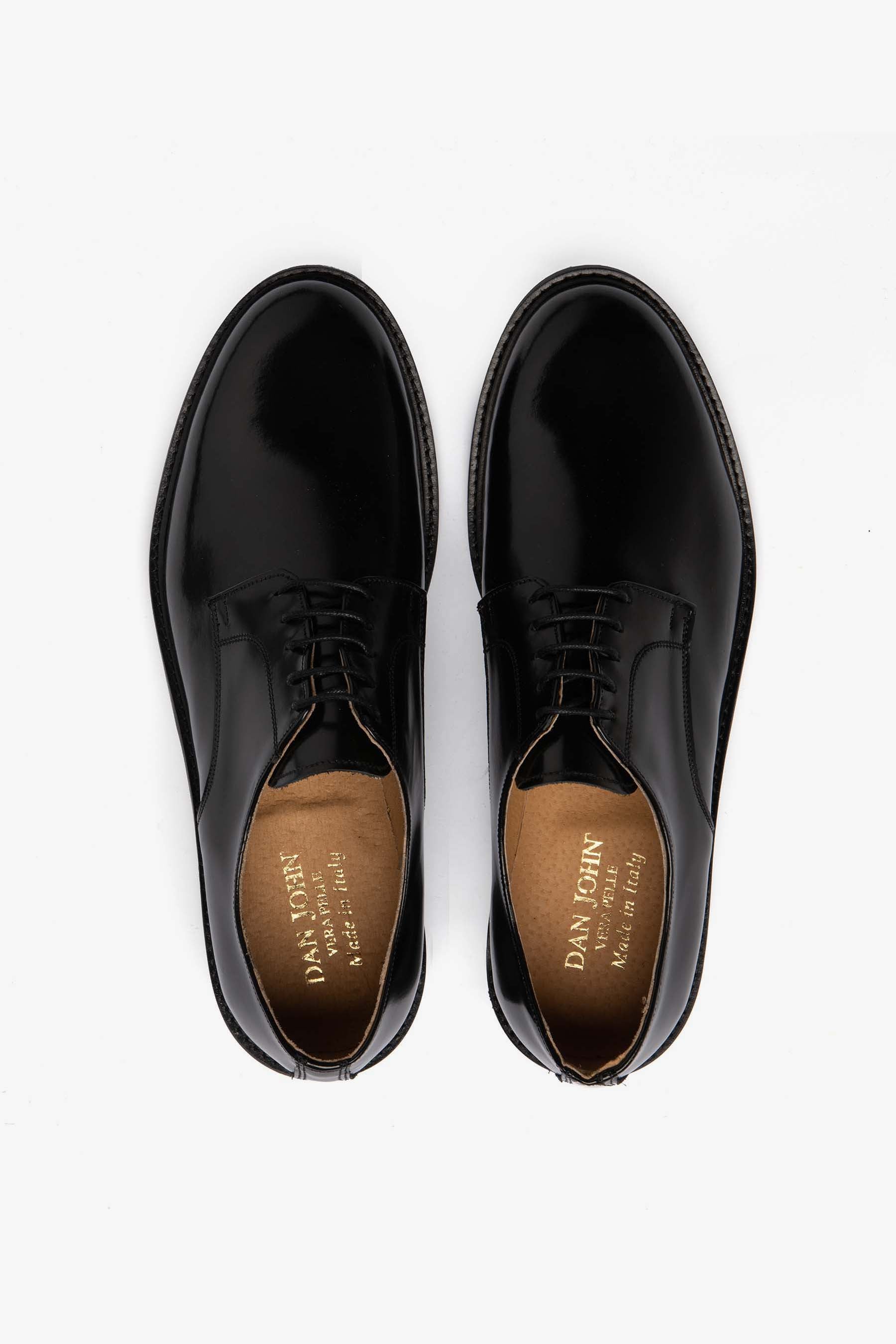 Classic derby shoe with black leather sole